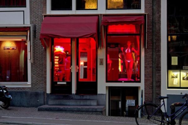 Rules Of Amsterdam Red Light District 1024x683 1 600x400