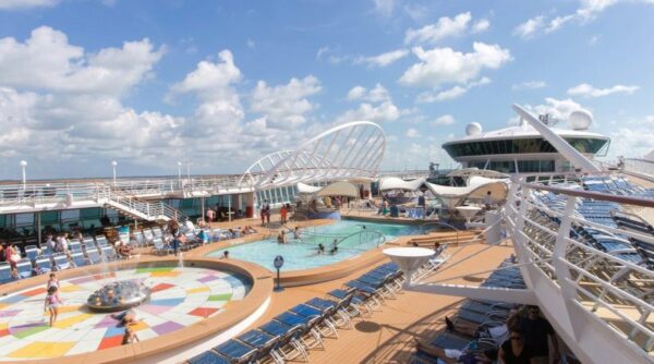 Royal Caribbean Enchantment Of The Seas Main Pool 800x445 1 600x334